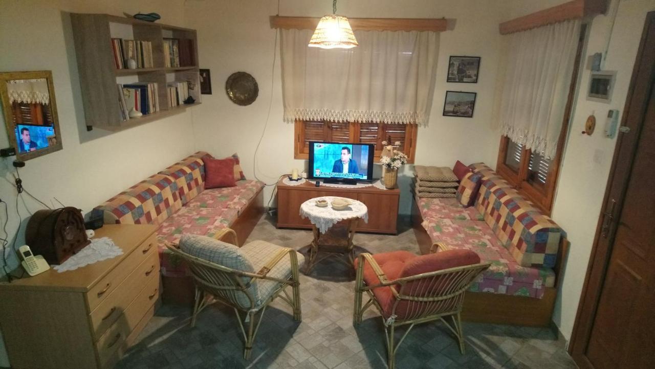 Α Lovely Home For A Summer Vacation อัสโปรวาลตา ภายนอก รูปภาพ